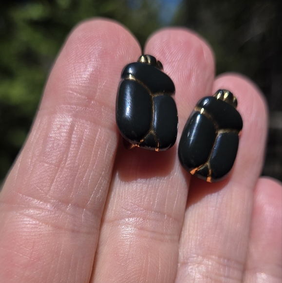 Black Porcelian & Gold Scarab Screw On Vintage Earrings - Picture 5 of 7